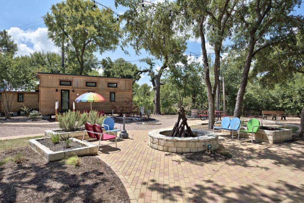 Austin'S Original Tiny Home Hotel/ Oak Forest ภายนอก รูปภาพ